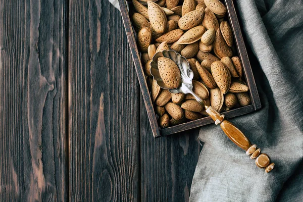 Mandeln Muschelnüsse Einer Schachtel Auf Holzgrund Herbststillleben — Stockfoto