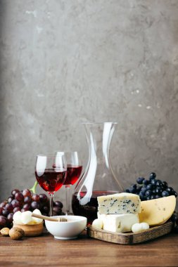 Peynir ve şarap, sürahi ve bardak, ahşap arka plan, meze, üzüm