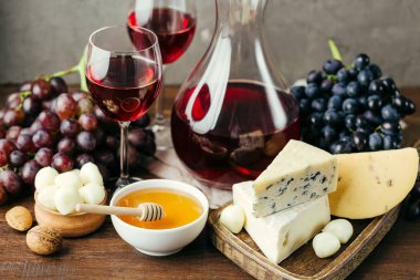 Peynir ve şarap, sürahi ve bardak, ahşap arka plan, meze, üzüm
