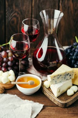 Peynir ve şarap, sürahi ve bardak, ahşap arka plan, meze, üzüm