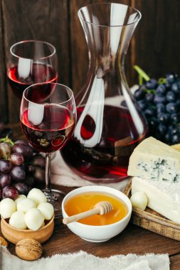 Peynir ve şarap, sürahi ve bardak, ahşap arka plan, meze, üzüm