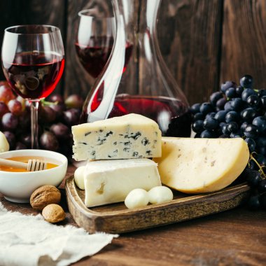 Peynir ve şarap, sürahi ve bardak, ahşap arka plan, meze, üzüm