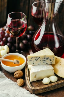 Peynir ve şarap, sürahi ve bardak, ahşap arka plan, meze, üzüm
