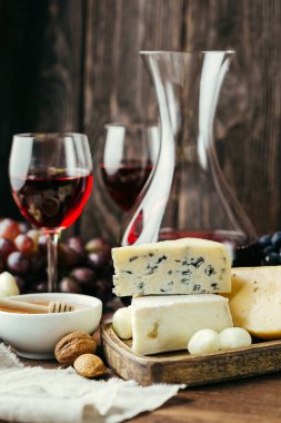 Peynir ve şarap, sürahi ve bardak, ahşap arka plan, meze, üzüm