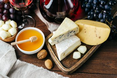 Peynir ve şarap, sürahi ve bardak, ahşap arka plan, meze, üzüm