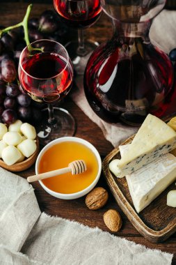 Peynir ve şarap, sürahi ve bardak, ahşap arka plan, meze, üzüm