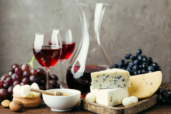 Formaggio Vino Decanter Bicchieri Fondo Legno Antipasto Uva — Foto Stock