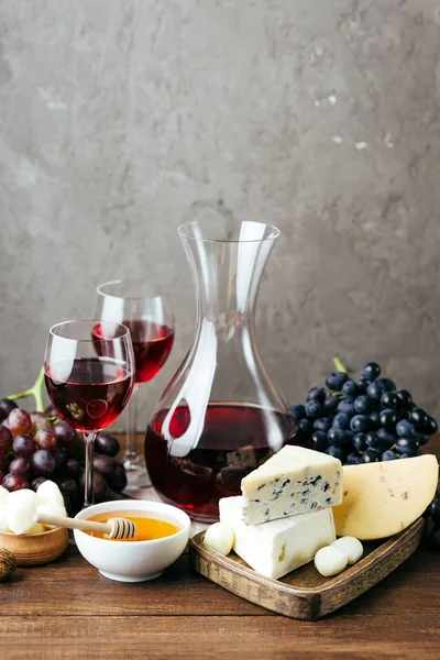 Fromage Vin Carafe Verres Fond Bois Apéritif Raisins — Photo