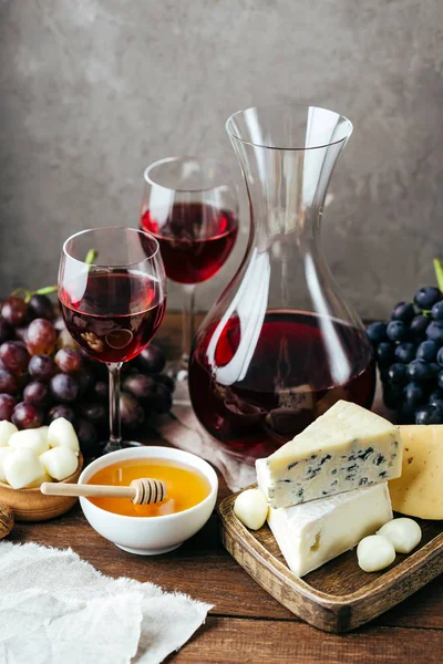 Formaggio Vino Decanter Bicchieri Fondo Legno Antipasto Uva — Foto Stock