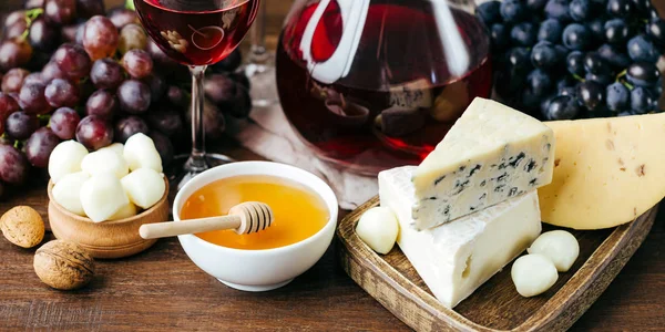 チーズとワイン デキャンタとグラス 木製の背景 ブドウ — ストック写真