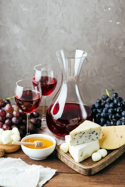 Formaggio Vino Decanter Bicchieri Fondo Legno Antipasto Uva — Foto Stock