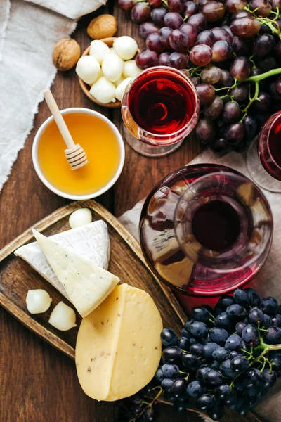Peynir ve şarap, sürahi ve bardak, ahşap arka plan, meze, üzüm