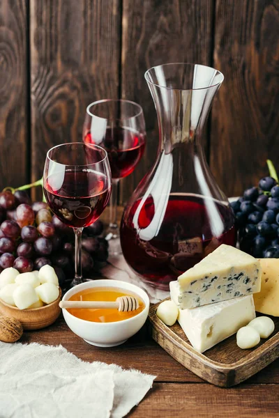 Formaggio Vino Decanter Bicchieri Fondo Legno Antipasto Uva — Foto Stock