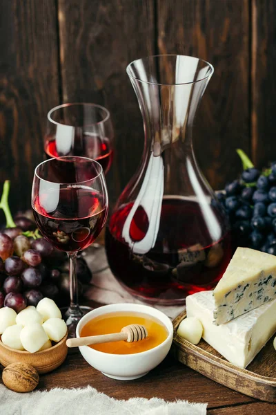 Fromage Vin Carafe Verres Fond Bois Apéritif Raisins — Photo