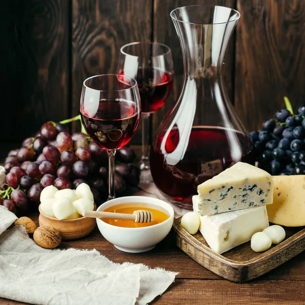 Formaggio Vino Decanter Bicchieri Fondo Legno Antipasto Uva — Foto Stock