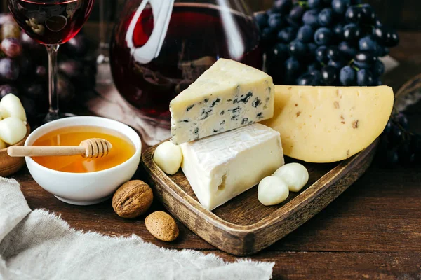 チーズとワイン デキャンタとグラス 木製の背景 ブドウ — ストック写真