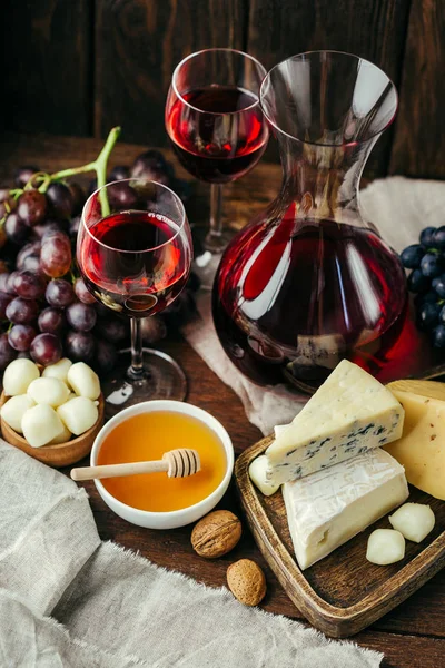 Formaggio Vino Decanter Bicchieri Fondo Legno Antipasto Uva — Foto Stock