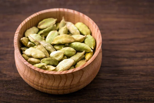 Cardamomo Baccelli Una Tazza Fondo Legno Spezie Indiane — Foto Stock