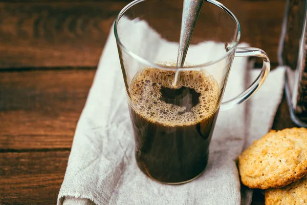 Café Preto Biscoitos Caseiros Fundo Madeira Bebida Quente Caneca Transparente — Fotografia de Stock