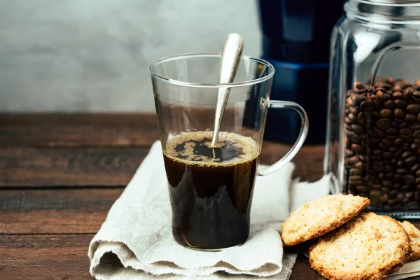 Kopi Hitam Dan Kue Buatan Sendiri Dengan Latar Belakang Kayu — Stok Foto