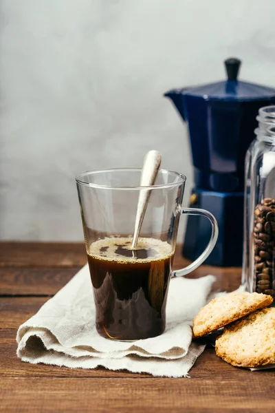 Schwarzer Kaffee Und Hausgemachte Kekse Auf Holzuntergrund Heißgetränk Durchsichtiger Becher — Stockfoto