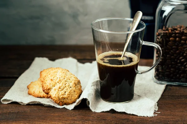 Kopi Hitam Dan Kue Buatan Sendiri Dengan Latar Belakang Kayu — Stok Foto