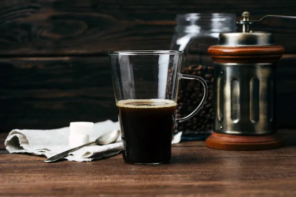 Kopi Hitam Dalam Cangkir Transparan Latar Belakang Kayu Minuman Panas — Stok Foto