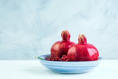 Nar, üç parça, gri taş zemin, mavi tabak, Güney Meyve, kopya yer