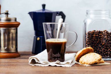 Kahve, siyah, şeffaf cam kupa, kahve makinesi şofben, ev yapımı kurabiye ve kahve çekirdekleri, retro tarzı