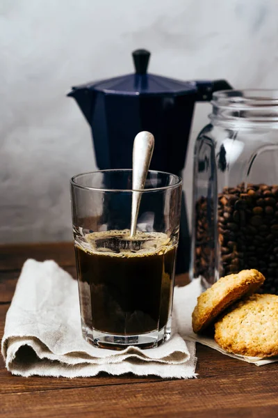 Kaffee Schwarze Transparente Glasbecher Kaffeemaschine Geysir Hausgemachte Kekse Und Kaffeebohnen — Stockfoto