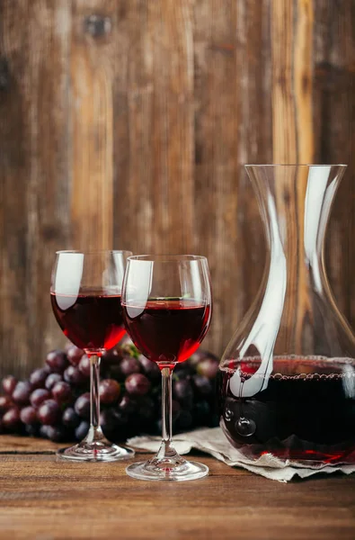 Vino Rosso Decanter Due Bicchieri Uva Scura Fondo Legno — Foto Stock