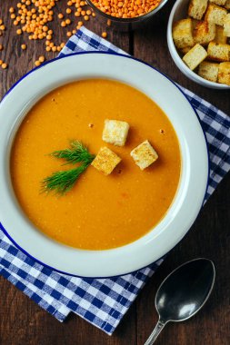 Mercimek çorbası, beyaz tabak, mavi Kareli peçete, ahşap arka plan, fasulye, pişirme ev