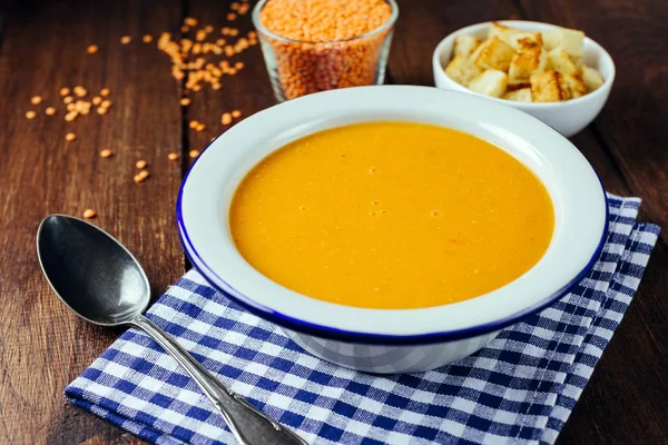 Linsensuppe Weißer Teller Blau Karierte Serviette Holzgrund Bohne Hausmannskost — Stockfoto