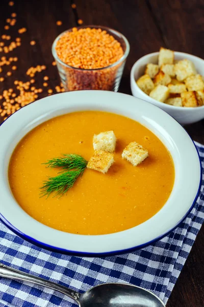 Linsensuppe Weißer Teller Blau Karierte Serviette Holzgrund Bohne Hausmannskost — Stockfoto