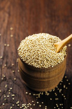 Quinoa, tohumları, Kuru, ahşap zemin, vegan gıda üzerine bir fincan