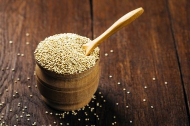 Quinoa, tohumları, Kuru, ahşap zemin, vegan gıda üzerine bir fincan