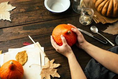 Kabak bir Cadılar Bayramı partisi, rustik tarzı, ahşap arka plan için bir bıçak yüz ile teslim, eller