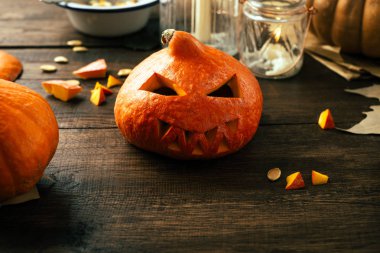 Tatil Hazırlanma Cadılar Bayramı, kabak, kesilmiş yüz, mumlar, ahşap arka plan