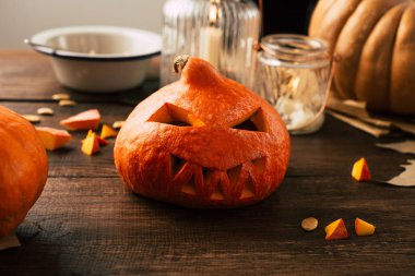 Tatil Hazırlanma Cadılar Bayramı, kabak, kesilmiş yüz, mumlar, ahşap arka plan