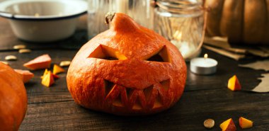 Tatil Hazırlanma Cadılar Bayramı, kabak, kesilmiş yüz, mumlar, ahşap arka plan