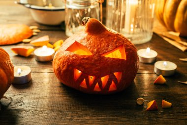 Tatil Hazırlanma Cadılar Bayramı, kabak, kesilmiş yüz, mumlar, ahşap arka plan