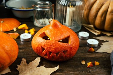 Tatil Hazırlanma Cadılar Bayramı, kabak, kesilmiş yüz, mumlar, ahşap arka plan