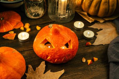 Tatil Hazırlanma Cadılar Bayramı, kabak, kesilmiş yüz, mumlar, ahşap arka plan