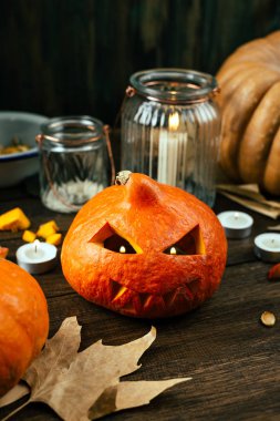 Tatil Hazırlanma Cadılar Bayramı, kabak, kesilmiş yüz, mumlar, ahşap arka plan