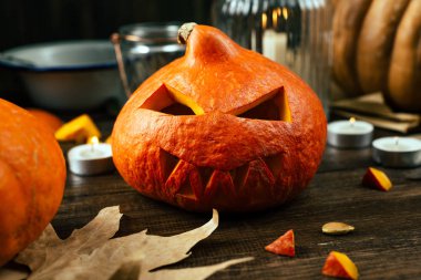 Tatil Hazırlanma Cadılar Bayramı, kabak, kesilmiş yüz, mumlar, ahşap arka plan