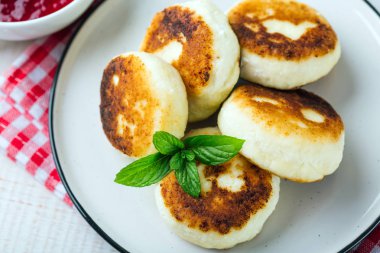 Süzme peynirli gözleme, syrniki beyaz bir plaka, gurme kahvaltı 