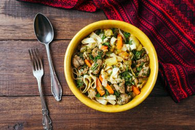 Lagman, kuzu, uzun erişte ve sebze ile Orta Asya ulusal çanak