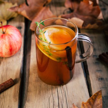 Tarçın, ahşap arka plan, retro rustik tarzı, Sonbahar ruh hali ile elma çayı