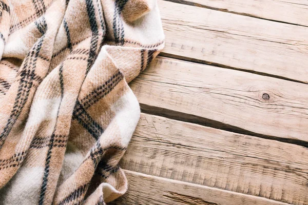Eski ahşap zemin üzerine ekose yün şal