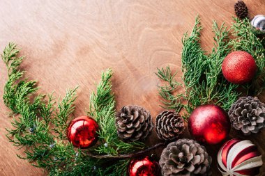 Noel arka plan, mazı dalları, toplar, koniler, ahşap arka plan, kopya alanı